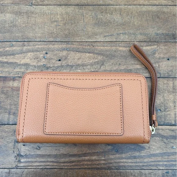 Marc Jacobs Tan Leather Zip Around Wallet/Wristlet Organizer. - Picture 4 of 11